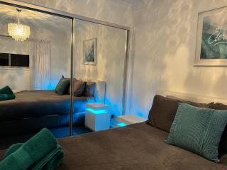 Gungahlin Luxe 5 Bedroom 2 Storey Home with Views Canberra - Hall - 2