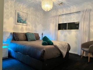Gungahlin Luxe 5 Bedroom 2 Storey Home with Views Canberra - Hall - 4