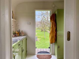 Slapen tussen de schapen in pipowagen de Ome Jan - 6