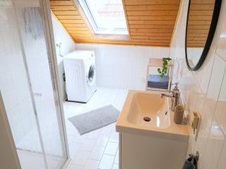 Family-Apartment mit Balkon, Küche, Parkplatz & Waschmaschine - Offenburg - 2