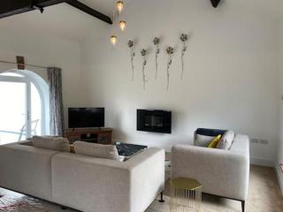 The Mews - Family space, garden, parking, balcony, view - Adlington - 8