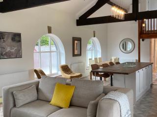 The Mews - Family space, garden, parking, balcony, view - Adlington - 5