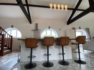 The Mews - Family space, garden, parking, balcony, view - Adlington - 7