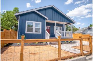 Beautiful Fenced 3BR 2BA Near Exciting Downtown - San Antonio - 9