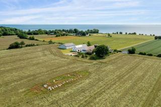 Idyllisk gård med ro, plads og havudsigt - 0