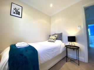 NEW! Luxury YELLOW HOUSE Bright Modern Detatched Home with PRIVATE PARKING, NETFLIX Close Luton, M1, and AIRPORT Ideal for Families, Professionals, Consultants, LONGER STAY OPTIONS - Caddington - 6