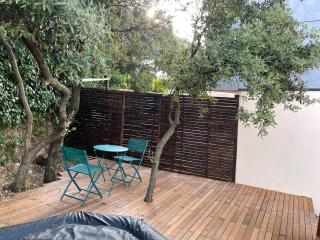 Studio indépendant - Terrasse et piscine en été - Restinclières - 2