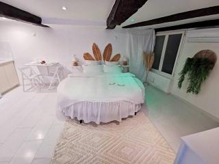 Studio équipé avec Lit rond / baignoire ilot / Table massage Aux Arcs - Les Arcs sur Argens - 4