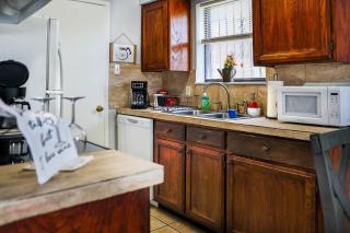 Congeniality and Comfort. All the essentials with class, 2 nights? 2 weeks? Stay, relax, work, or go out for fun. - 4