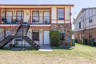 Congeniality and Comfort. All the essentials with class, 2 nights? 2 weeks? Stay, relax, work, or go out for fun. - 1