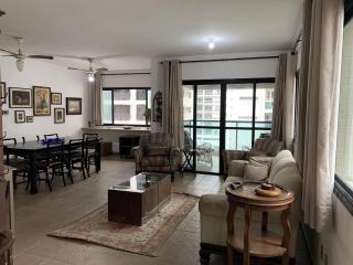 Amplo apt. no Guarujá, à 50m da Praia, com 2 vaga - Guarujá - 0