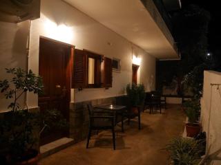 Chrysoula’s Welcoming Triple Room with Yard - Monemvasia - 2
