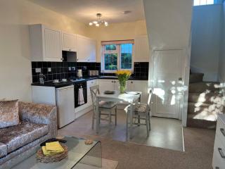 Self contained, spacious annex with private drive. - 9