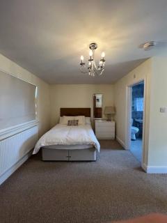 Self contained, spacious annex with private drive. - 1