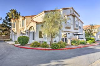 Contemporary Vegas Townhome with Community Pool - Las Vegas - 0