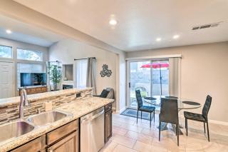 Contemporary Vegas Townhome with Community Pool - Las Vegas - 4
