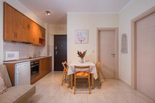 Luxury Coastal Retreat, Mountain View Balcony with Palm Trees & Parking - Chania - 2