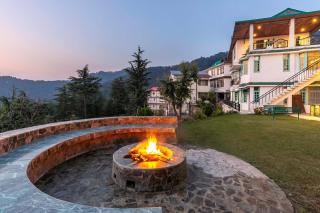 StayVista at Valleys & Peaks with Sunset Room and Bonfire, Breakfast Complimentary! - Chail - 0