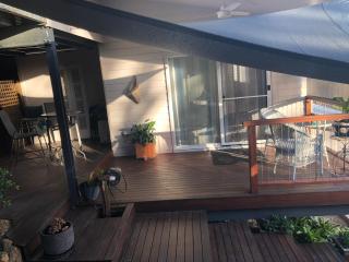 Self Contained Apartment, Queen bed, Own deck & great views - Coolum Beach - 2