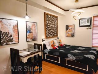Queen Bed Deluxe- Contemporary Style - Manille - 8