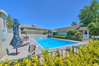 Branson Condo with Pool - Walk to The Strip! - 8