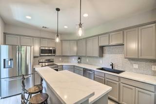 Pet-Friendly Houston Townhome w/ Fenced Yard - 9