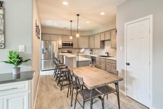 Pet-Friendly Houston Townhome w/ Fenced Yard - 5