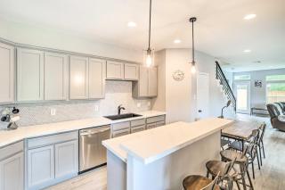 Pet-Friendly Houston Townhome w/ Fenced Yard - 3
