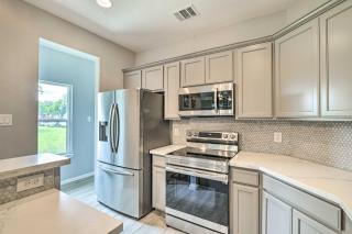 Pet-Friendly Houston Townhome w/ Fenced Yard - 2