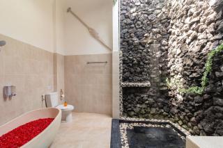 Spacious and Quiet 2 Bd Villa with Pool and Projector - Kerobokan - 7