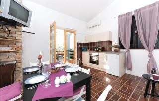 Cozy Home In Sibenik With Kitchen - Šibenik - 3