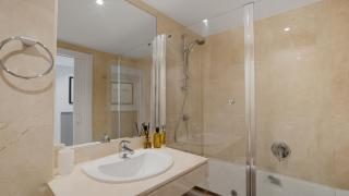 Beach-line apartment with 3 bedrooms in Estepona - 1