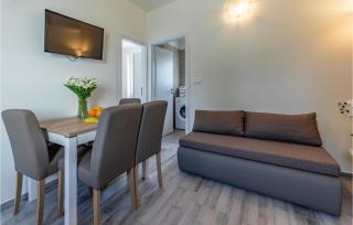 Gorgeous Apartment In Valbandon - 8