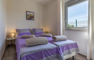 Gorgeous Apartment In Valbandon - 4