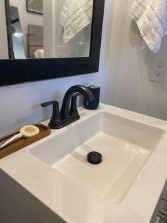 Cozy 2-bedroom Farmhouse with parking on premise - Smyrna - 8
