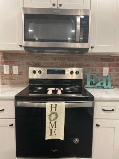 Cozy 2-bedroom Farmhouse with parking on premise - 7