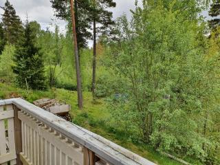 Sjönära ENKEL övernattningsstuga på berg med terrass, toilet in other house, outsideshower - 2