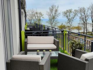 Beachfront Paradise Ezüst Panoráma lakeview apartment with panoramic terrace - Siófok - 1