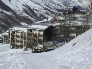 Appartement cosy à 50m des pistes, 2 pièces pour 6 personnes, balcon et services disponibles - FR-1-452-205 - Les Menuires - 1
