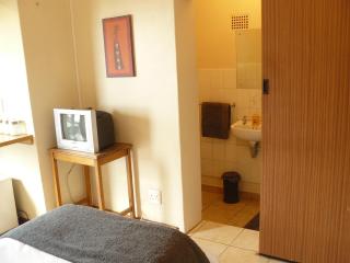 Antique Silk Self Catering Unit - Grahamstown - 2
