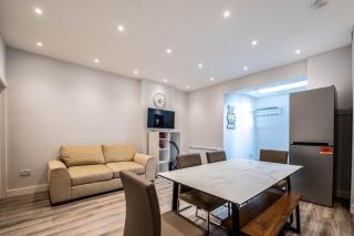 The Coach House - Modernised 1 Bedroom Flat, moments from the beach - 3