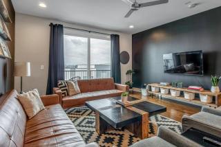 Big NEW and Modern with Skyline View Mural and Ping Pong - 3