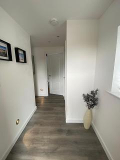 Modern 2 bedroom apartment, with car parking. - - 5