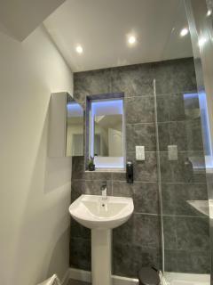 Modern 2 bedroom apartment, with car parking. - - 4