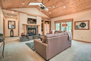 Sisters Getaway with Hot Tub about Half-Mi to Dtwn! - 7