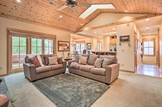 Sisters Getaway with Hot Tub about Half-Mi to Dtwn! - 5