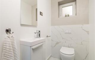 4 Bedroom Stunning Home In Poljane - 8