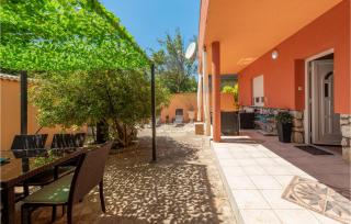 Cozy Home In Vrsi With Wifi - 4