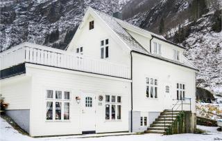 Nice Home In Vik I Sogn With Jacuzzi - Åse - 3