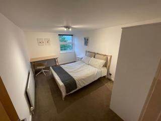 Spacious 2-Bedroom Flat Near Surbiton Station - 4
